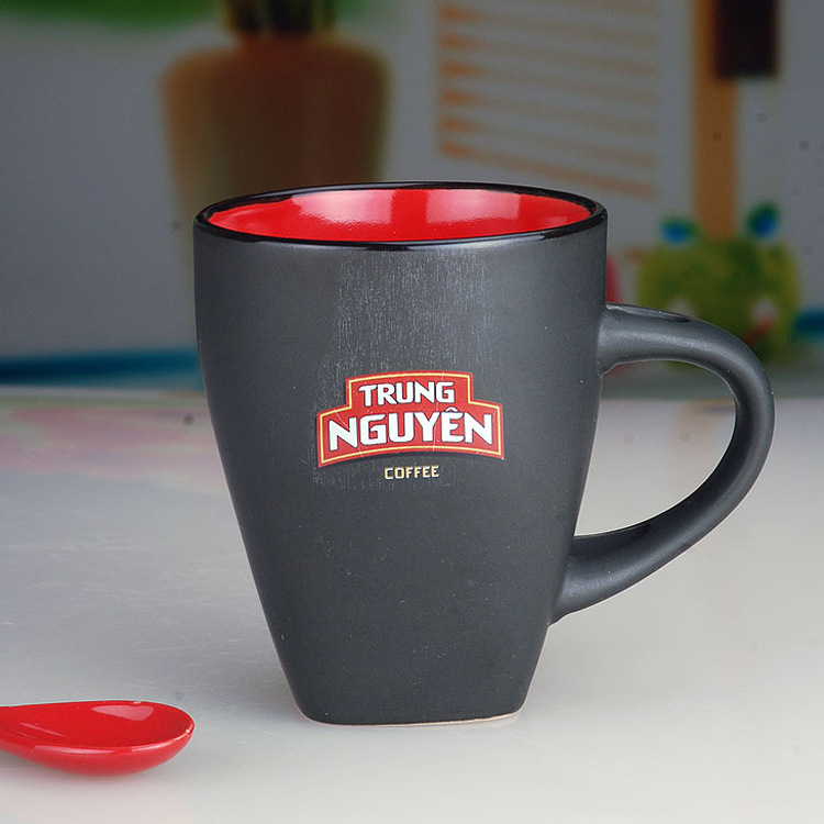 新款哑光双色釉带勺马克杯 外黑内彩陶瓷杯 糖果色