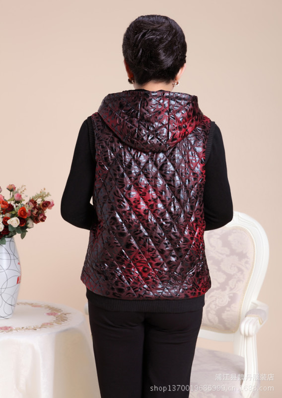 【秋冬季<em>中老年女式马夹</em>休闲亮皮连帽加绒大码