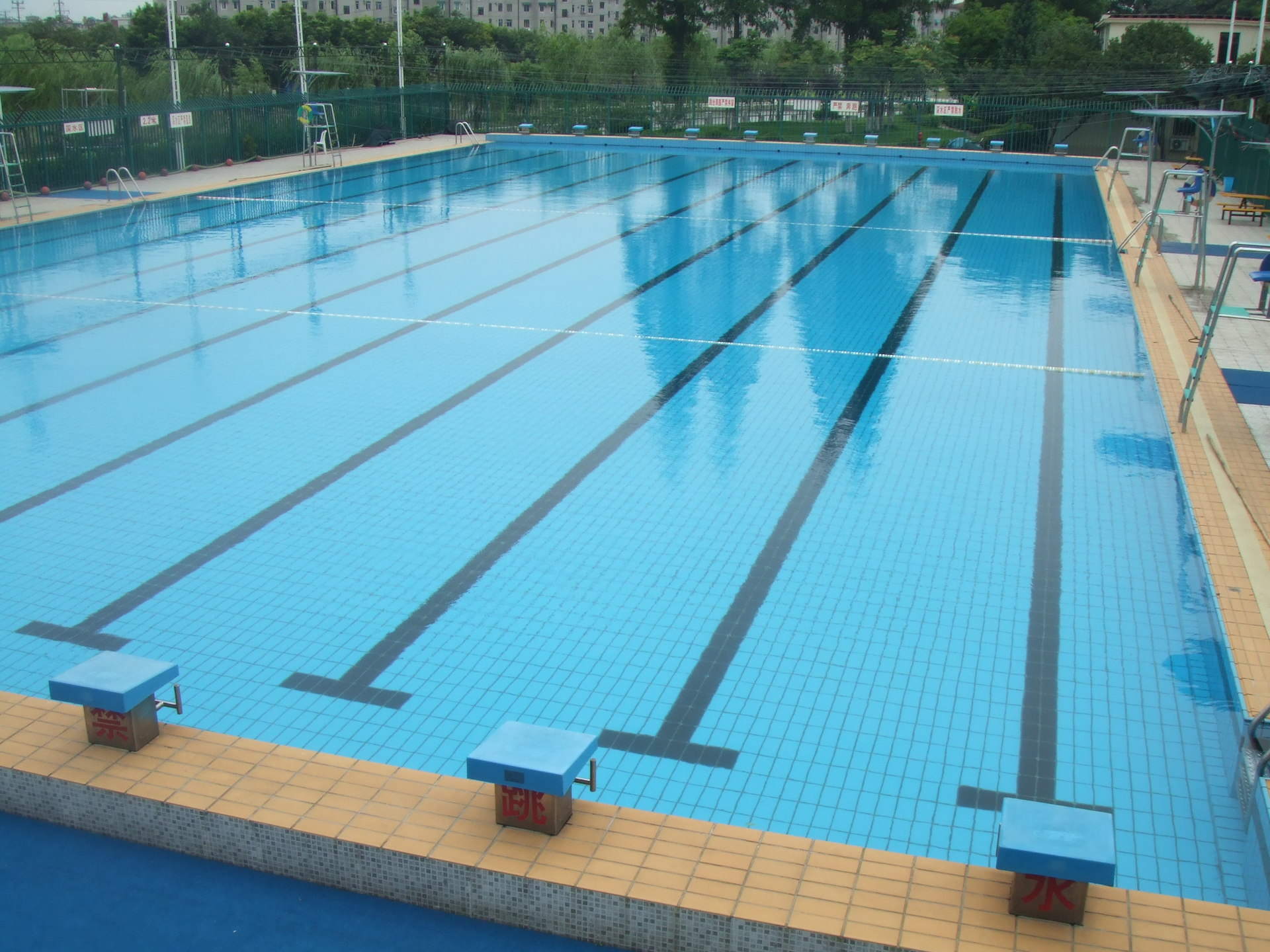 学校游泳池专用水处理设备，获得健康低氯水质，师生们一致好评！-英瑞水处理官网