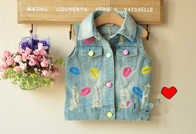 【<em>女童</em>牛仔<em>马甲秋款</em> 可爱口唇刺绣 糖果纽扣 精