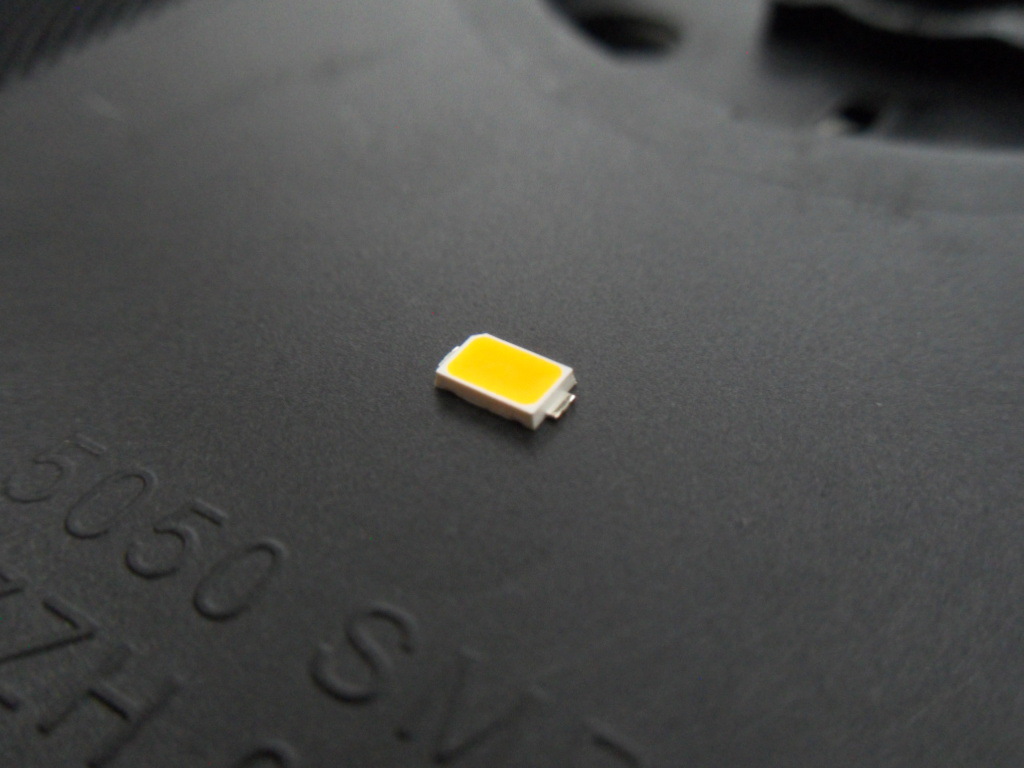 供应大小功率灯珠 2835自然白LED 贴片rgb le