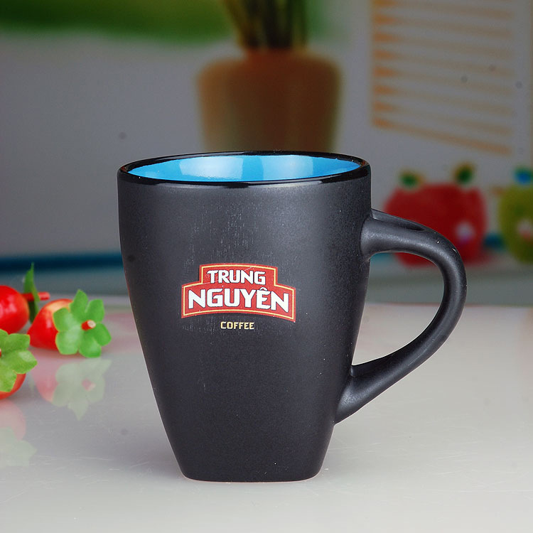 新款哑光双色釉带勺马克杯 外黑内彩陶瓷杯 糖果色