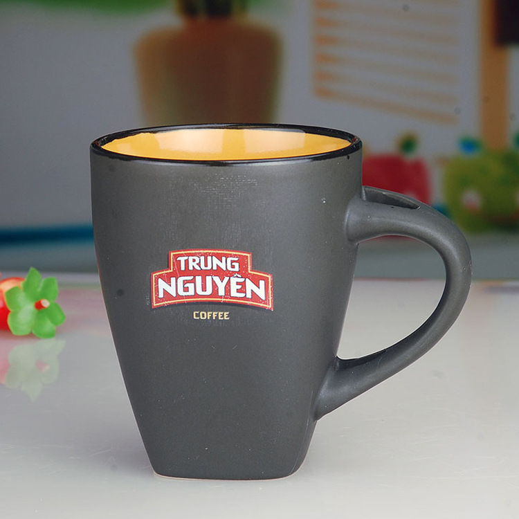 新款哑光双色釉带勺马克杯 外黑内彩陶瓷杯 糖果色