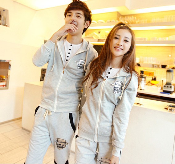 2013秋装韩版新款 骷髅头连帽情侣卫衣套装 图片