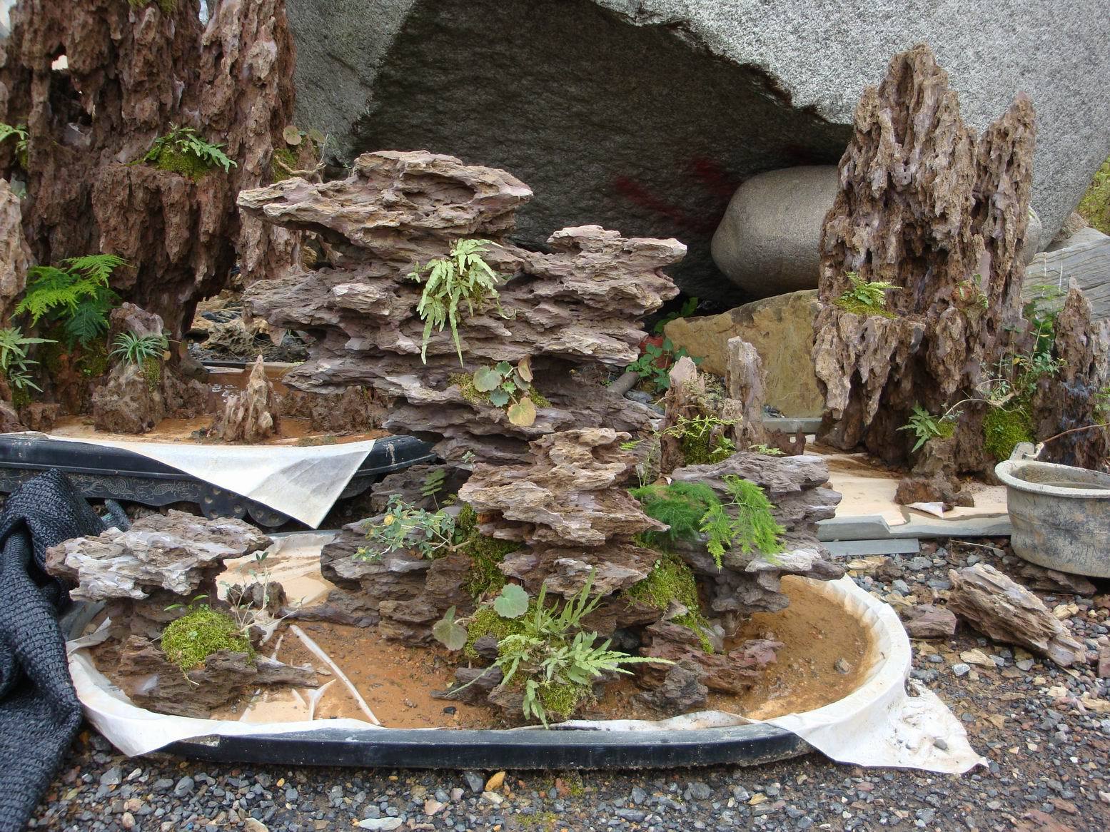 产地直销:鱼缸造景石,盆景石,吸水石,龙骨石松皮石,大量供应