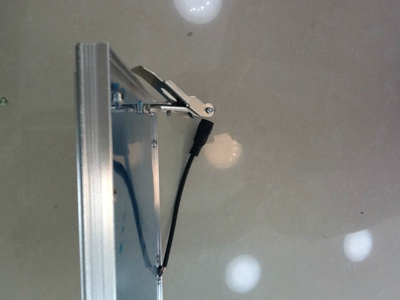 工程吊顶-第二步在角铁上安装弹簧（嵌入）