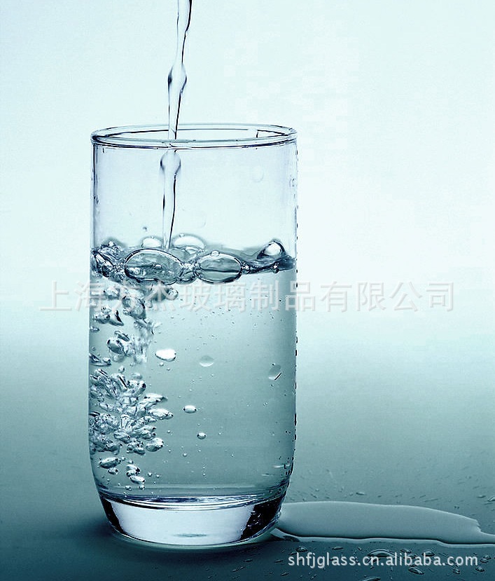 警惕:塑料杯喝水细菌多透明玻璃杯是首选-+-+阿