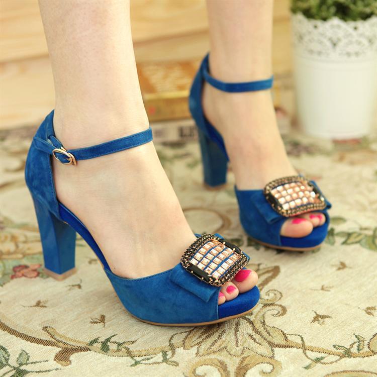 <em>女士</em>真皮<em>凉鞋批发</em> 最新特价时尚真皮粗跟凉鞋