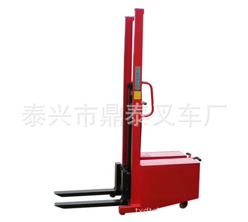 配重式手动堆高车