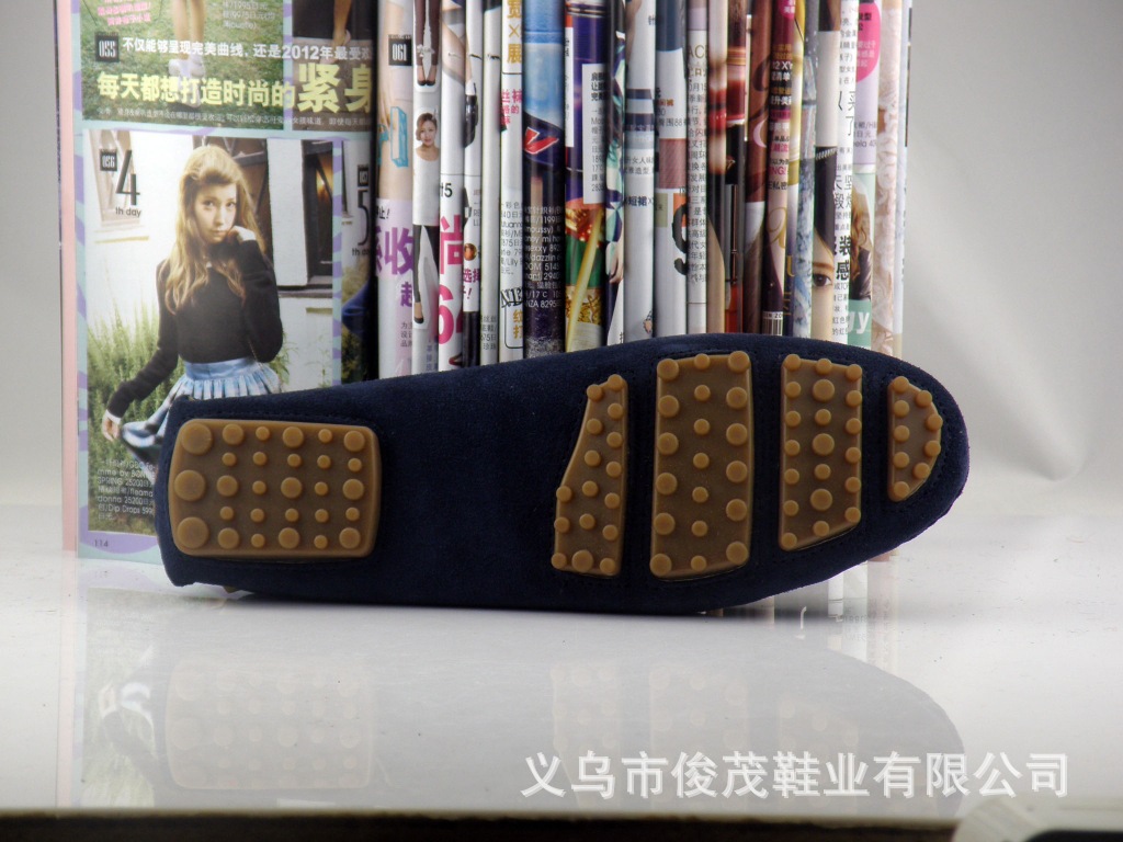 【秋季新款复古单鞋休闲平底<em>牟钉</em> 低跟舒适牛