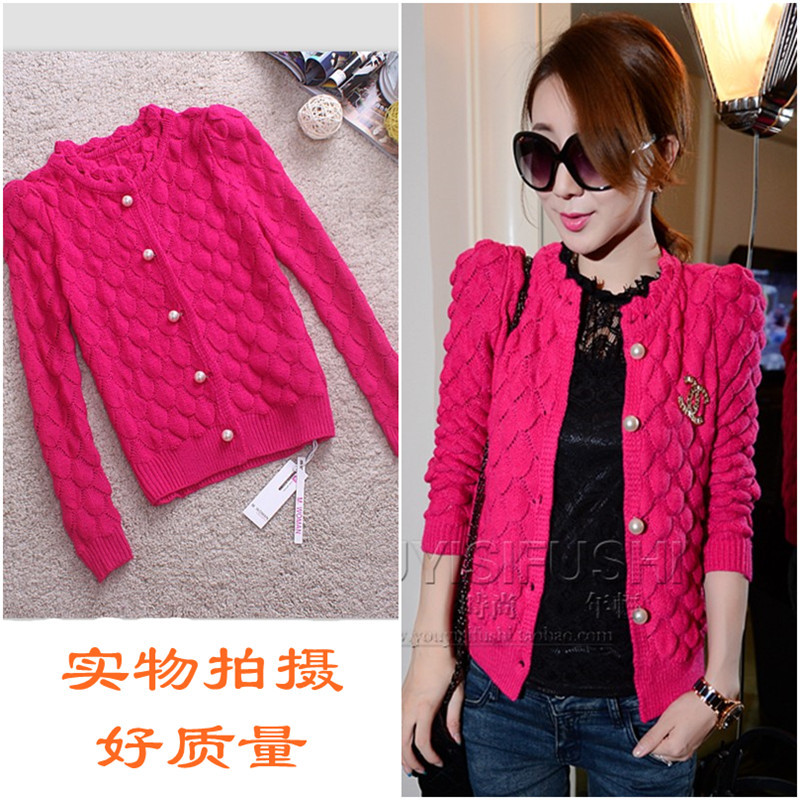 款 韩版甜美钩花珍珠纽扣玫红百搭<em>毛线开衫短</em>