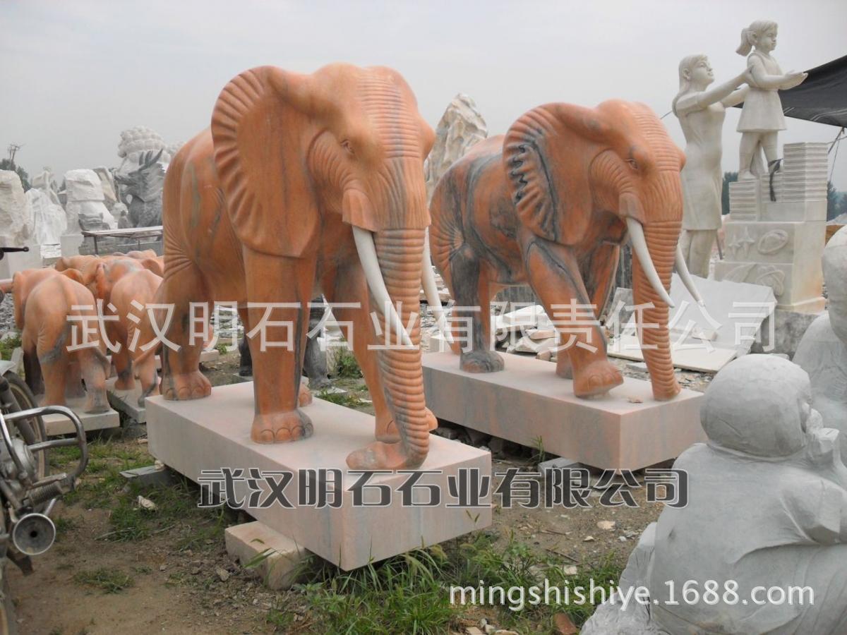 晚霞红石雕大象