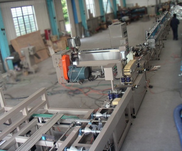 钢管包塑挤出生产线