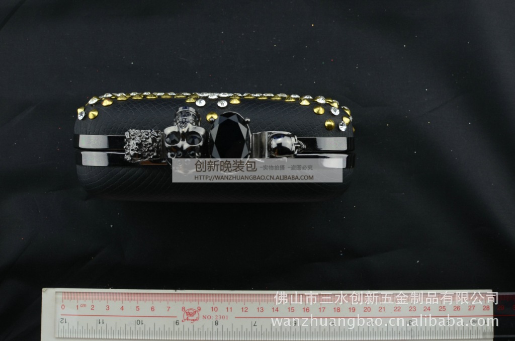 2013年新款热销四指鬼头硬盒包晚宴包