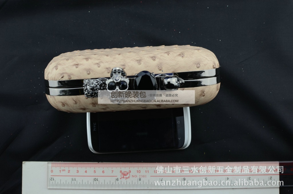 2013年新款热销四指鬼头硬盒包晚宴包