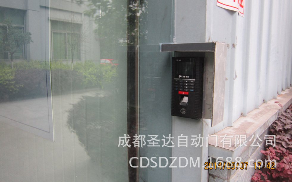 郫县现代工业港指纹考勤门3