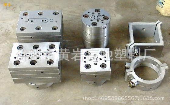 擠出模具10