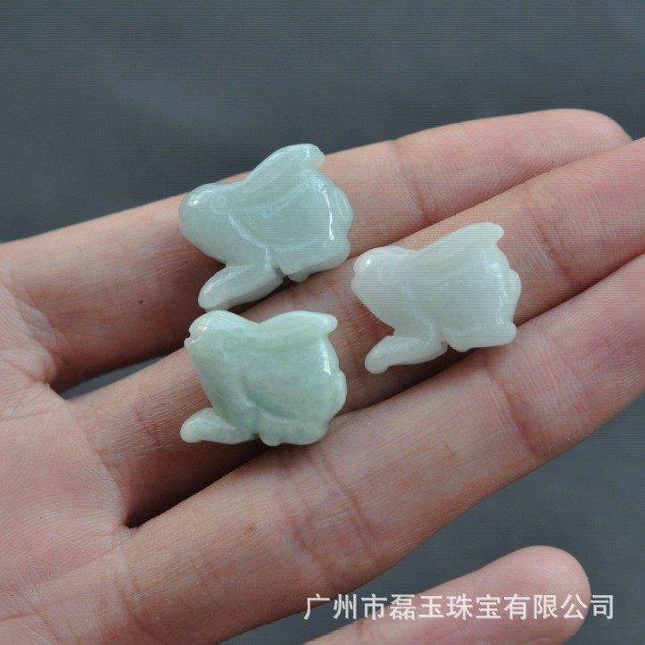 伟德国际翡翠车挂珠子怎么编翡翠车挂件最新款编织方法