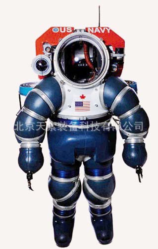     进口重型潜水服,最高可在水下2000英尺深度处