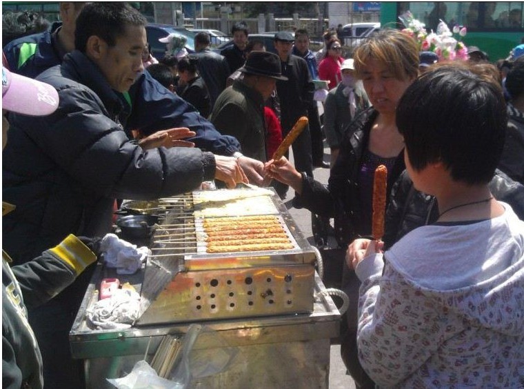 蜜汁烤肠街卖