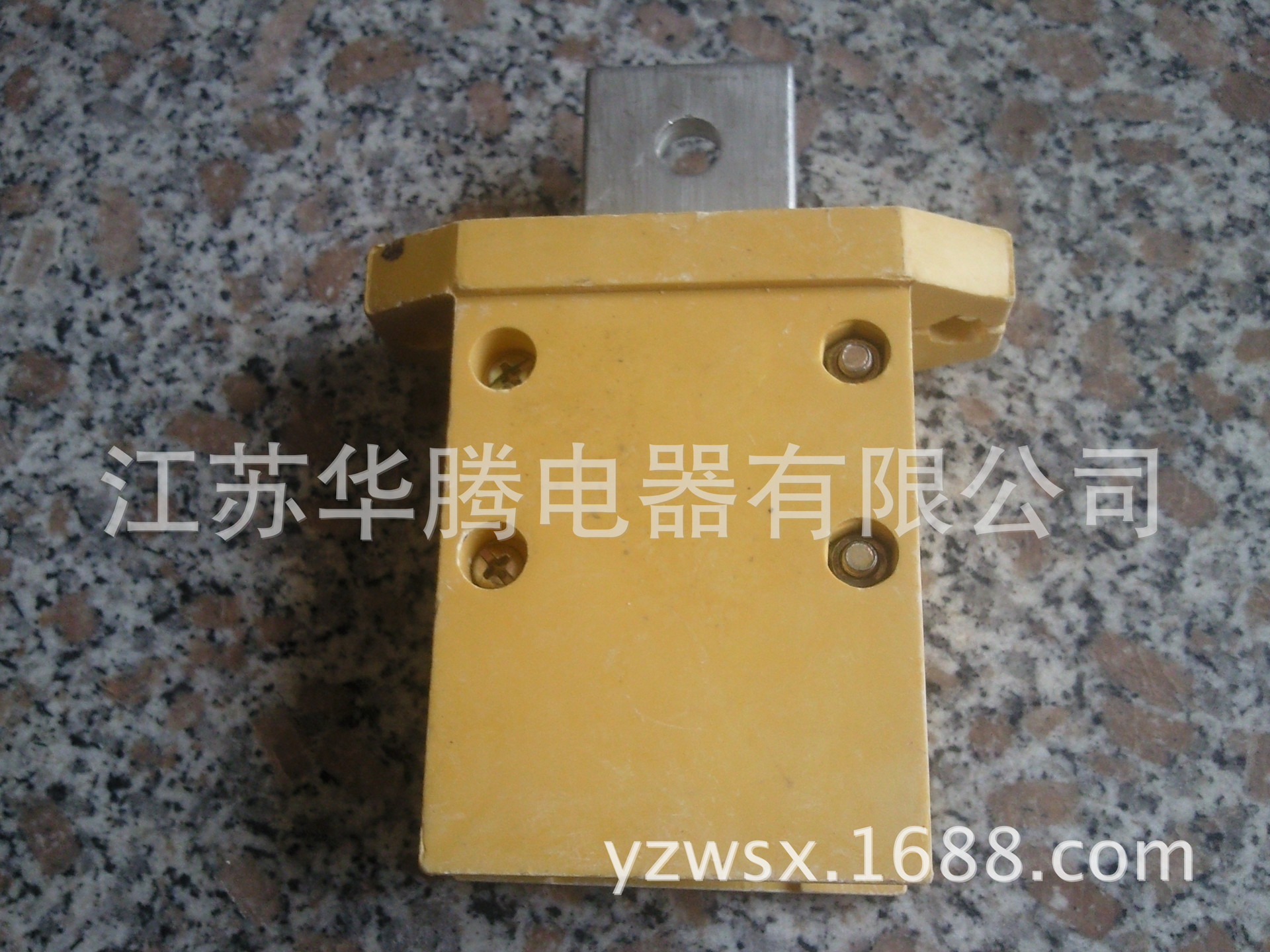 独立型母线槽插接件