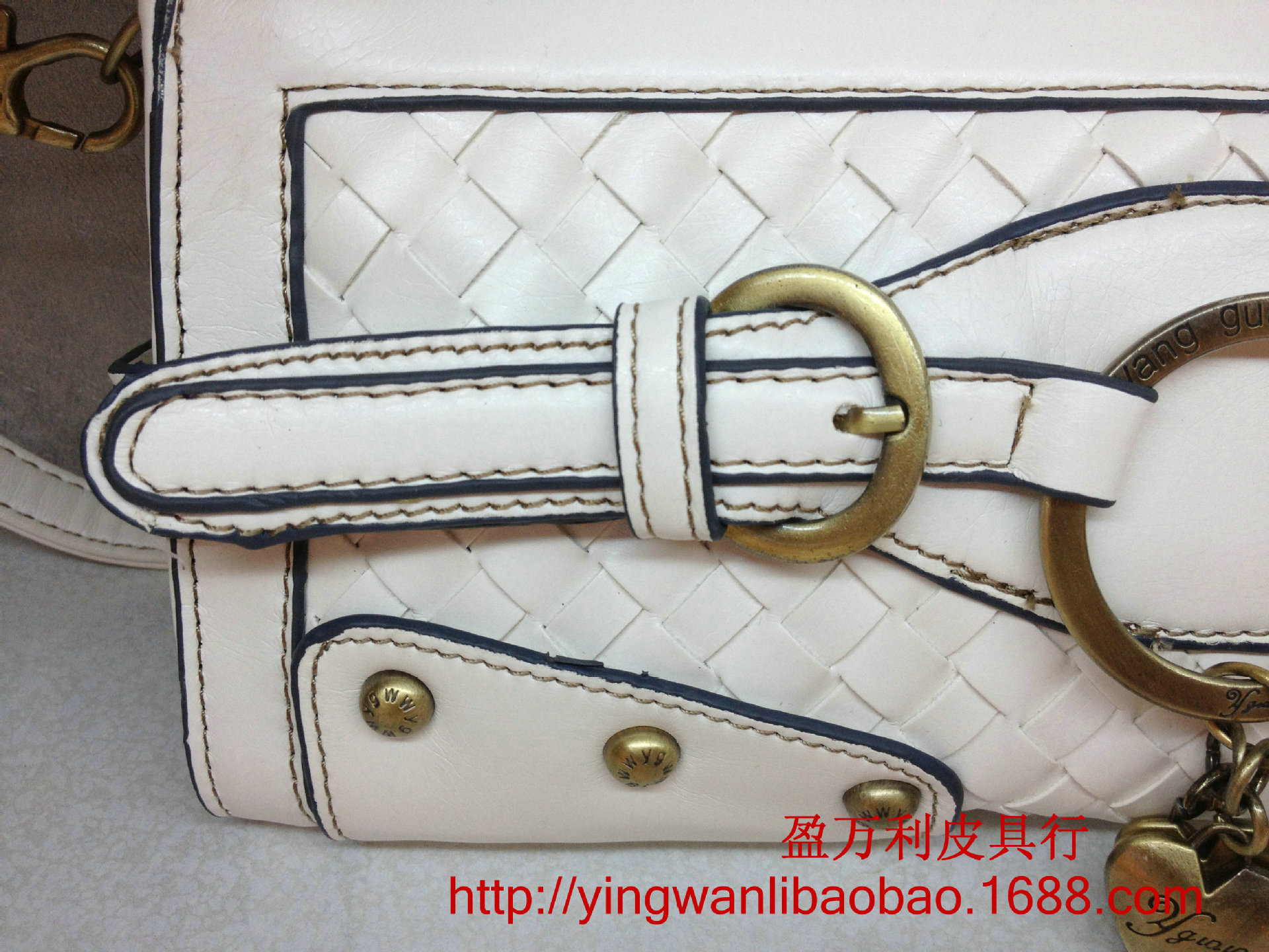 柳釘單肩斜跨包03