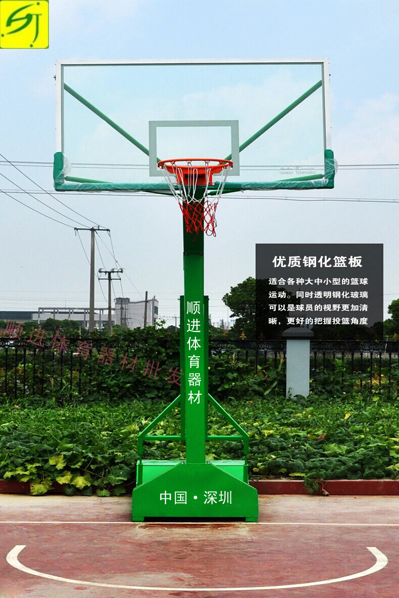 篮球架的高度:篮圈到地面标准高度为3.05米.  