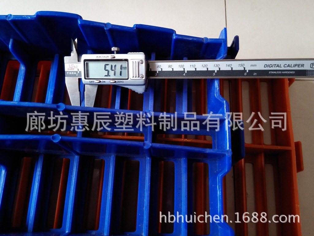 卡尺测量惠辰地板背面小筋厚度