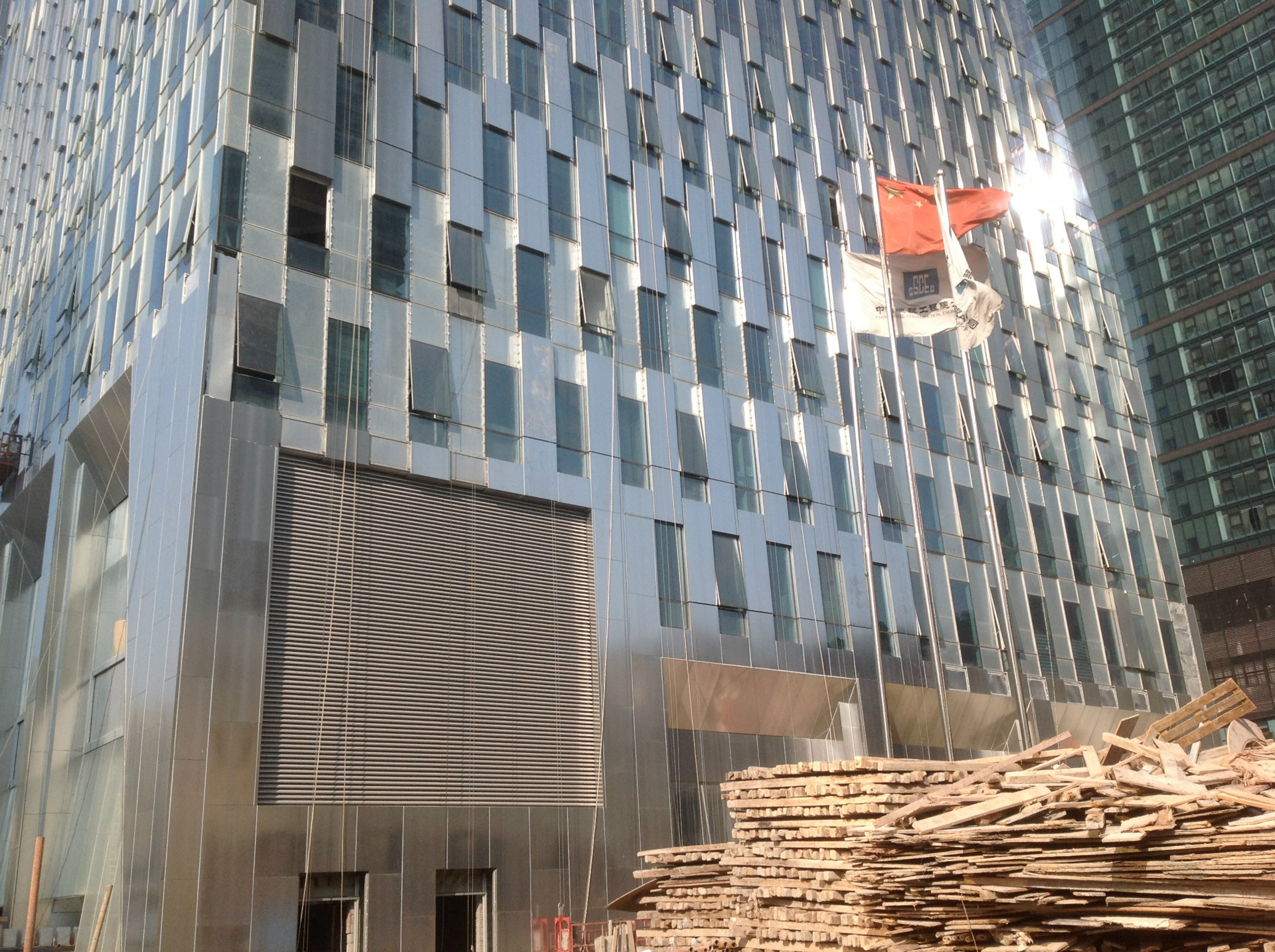 富力楼盘不锈钢压花幕墙1