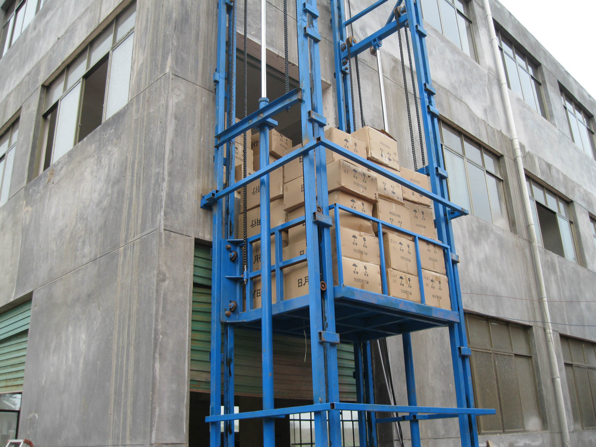 导轨式升降货梯