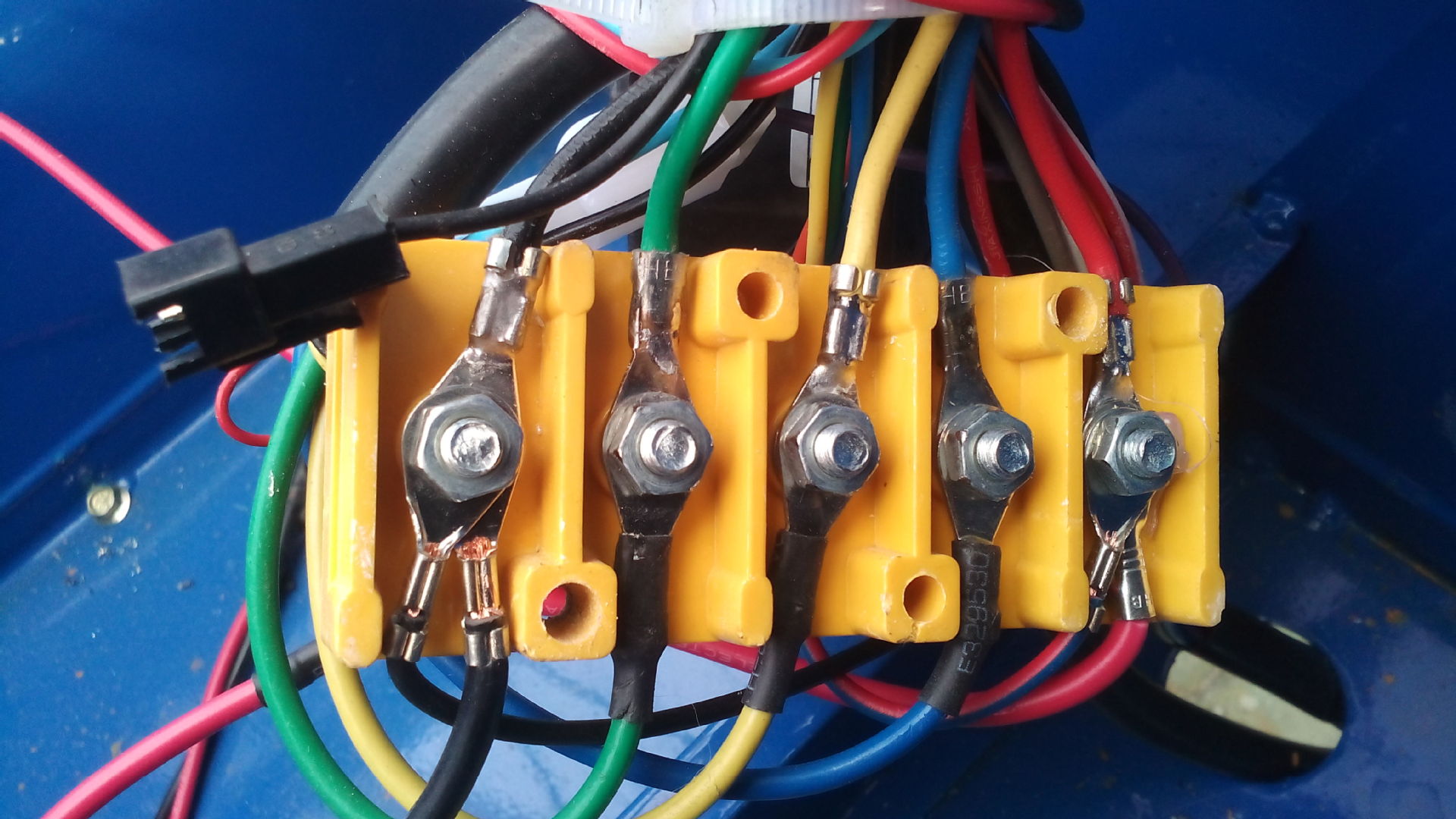 控制器,电机,线束连接的5孔的绝缘接线板,接线盒