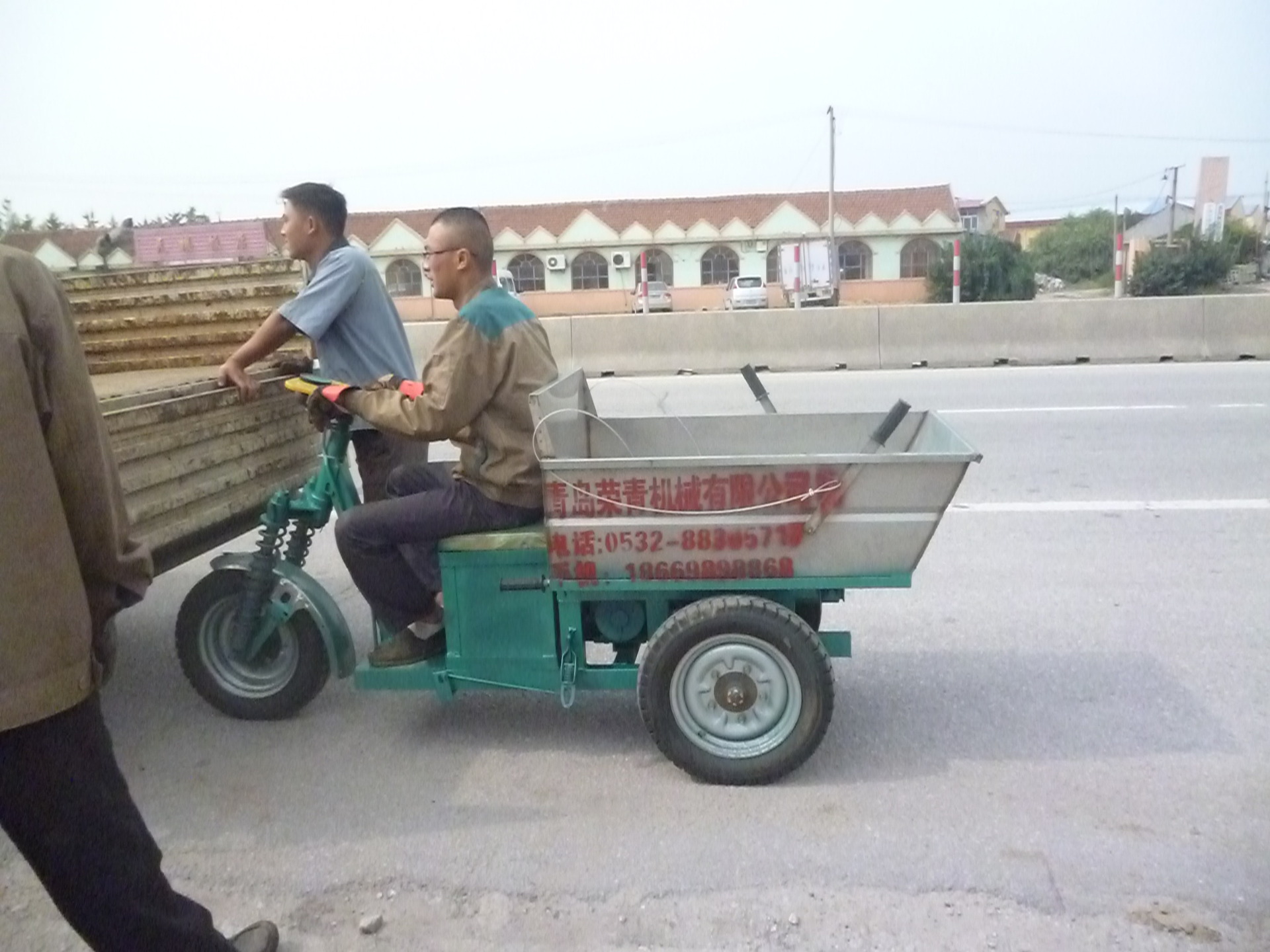 荣青机械厂生产批发电动拉粪车,量大优惠