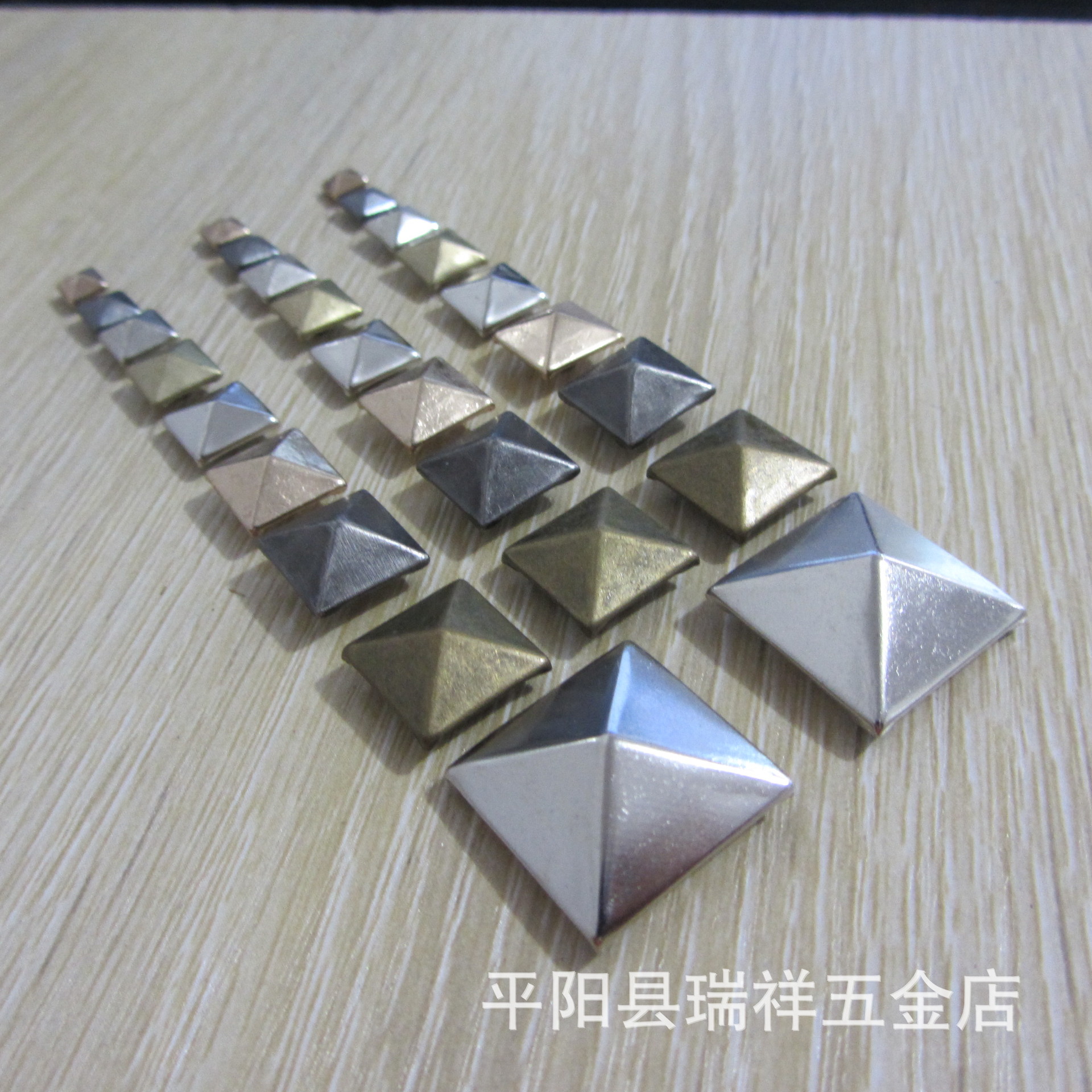 供应箱包辅料 9mm金字塔铆钉
