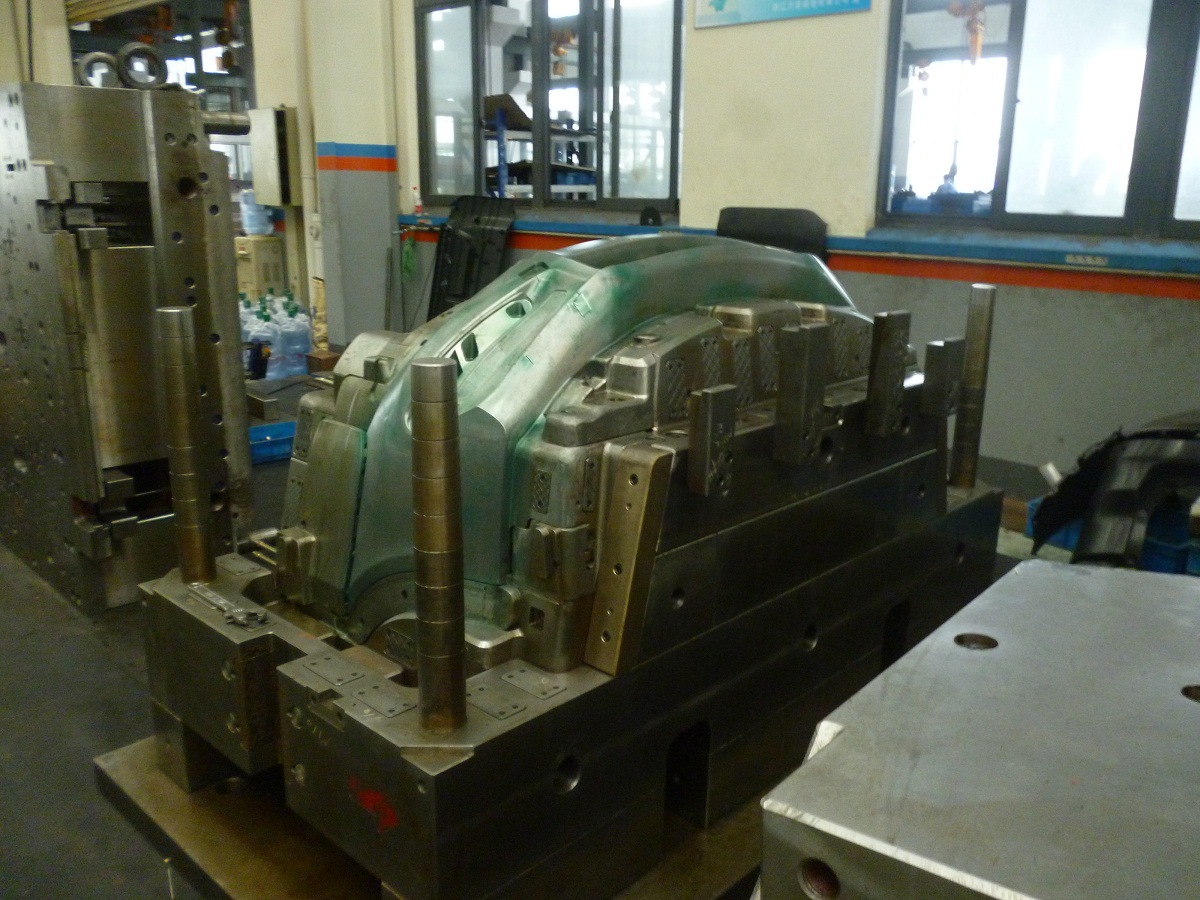 加工塑料模具汽车前保险杠模具 设计开发仪表