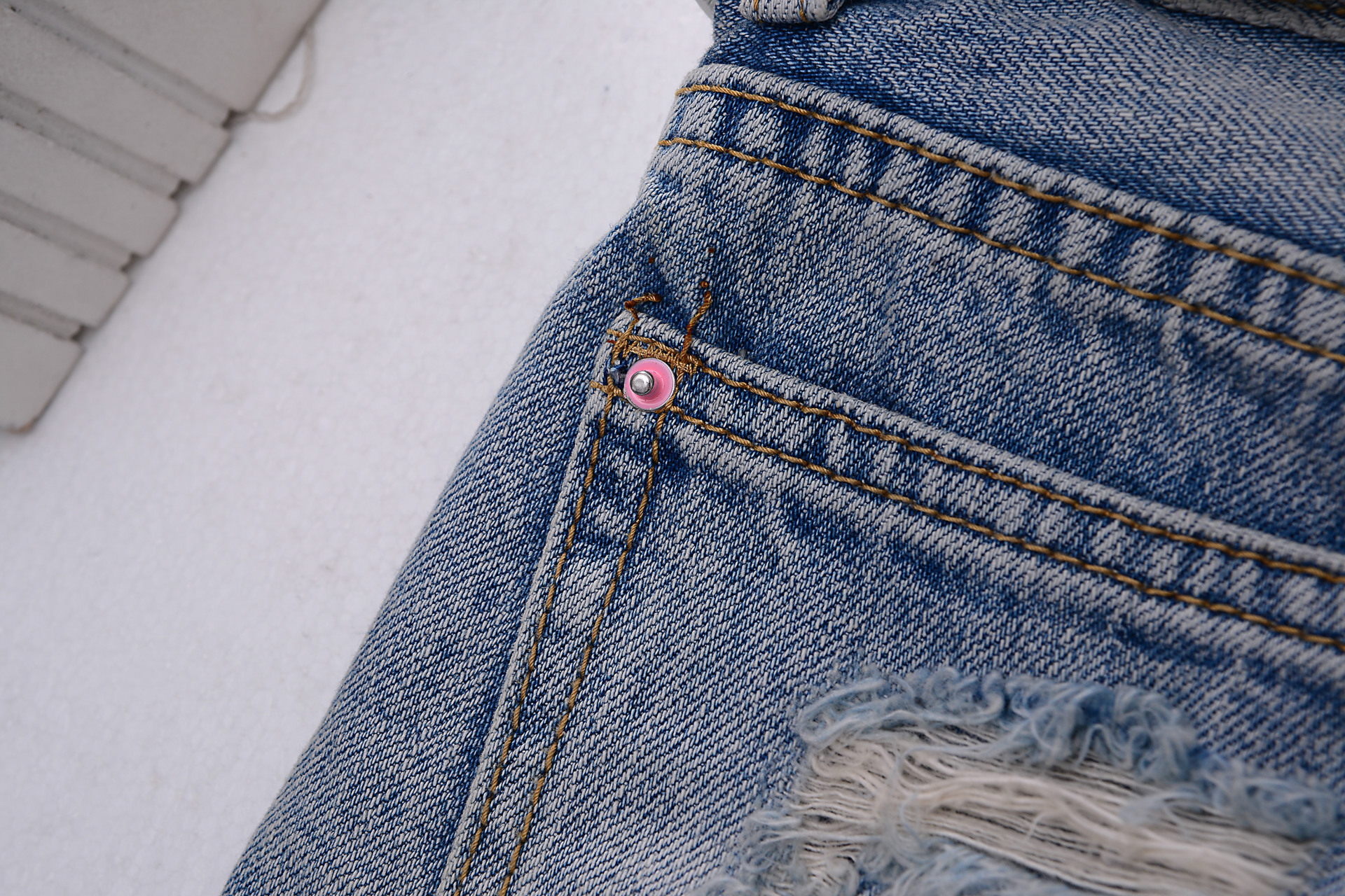 【<em>批发</em>爆款<em>女士牛仔短裤</em>手缝割烂磨破脚口须边