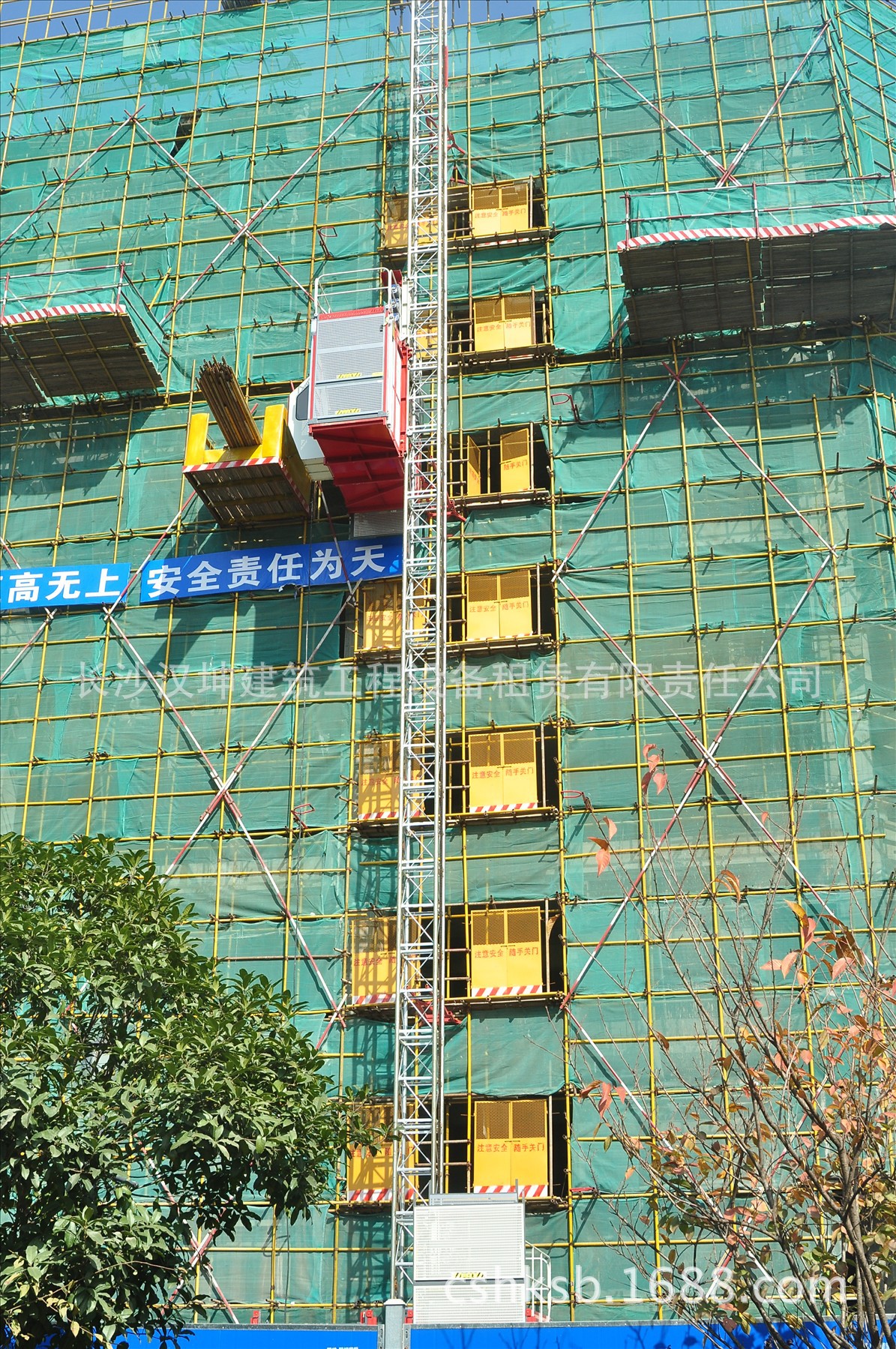 供应施工电梯通道楼层安全防护门【汉坤设备】