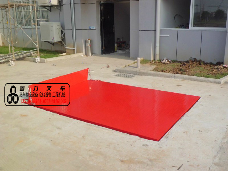 Dock Lift04-011