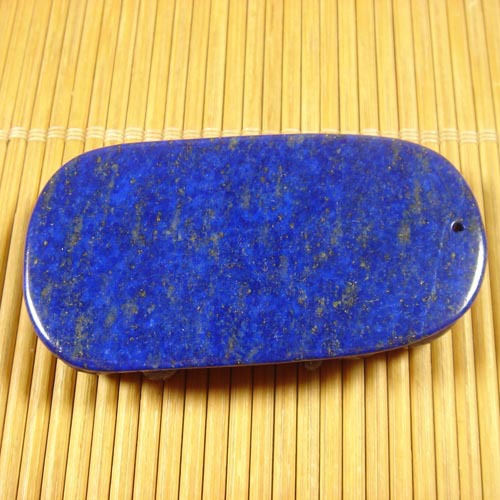 青金石的英文名称为lapis lazuli,来自拉丁语lapis lazuli,前者意指