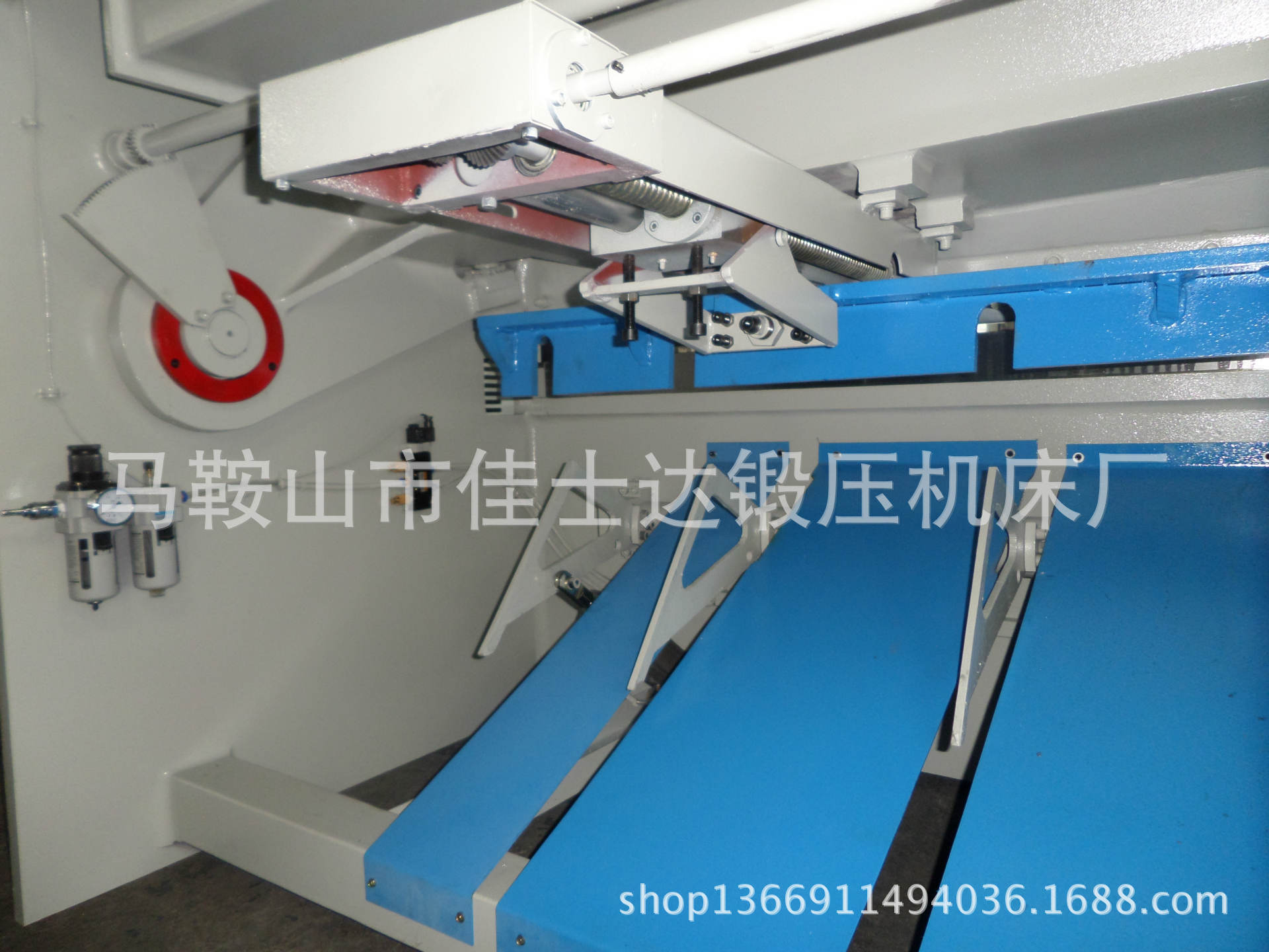 江苏地区带气动后托料的剪板机,数控液压板料剪板机6x3200后托料