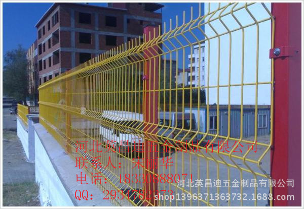 三角弯护栏衡水安平 小区三角折弯护栏网 图片