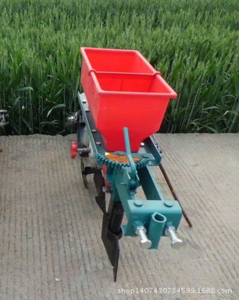 手扶带的播种机3