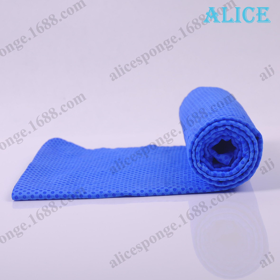 蓝色压纹鹿皮巾图