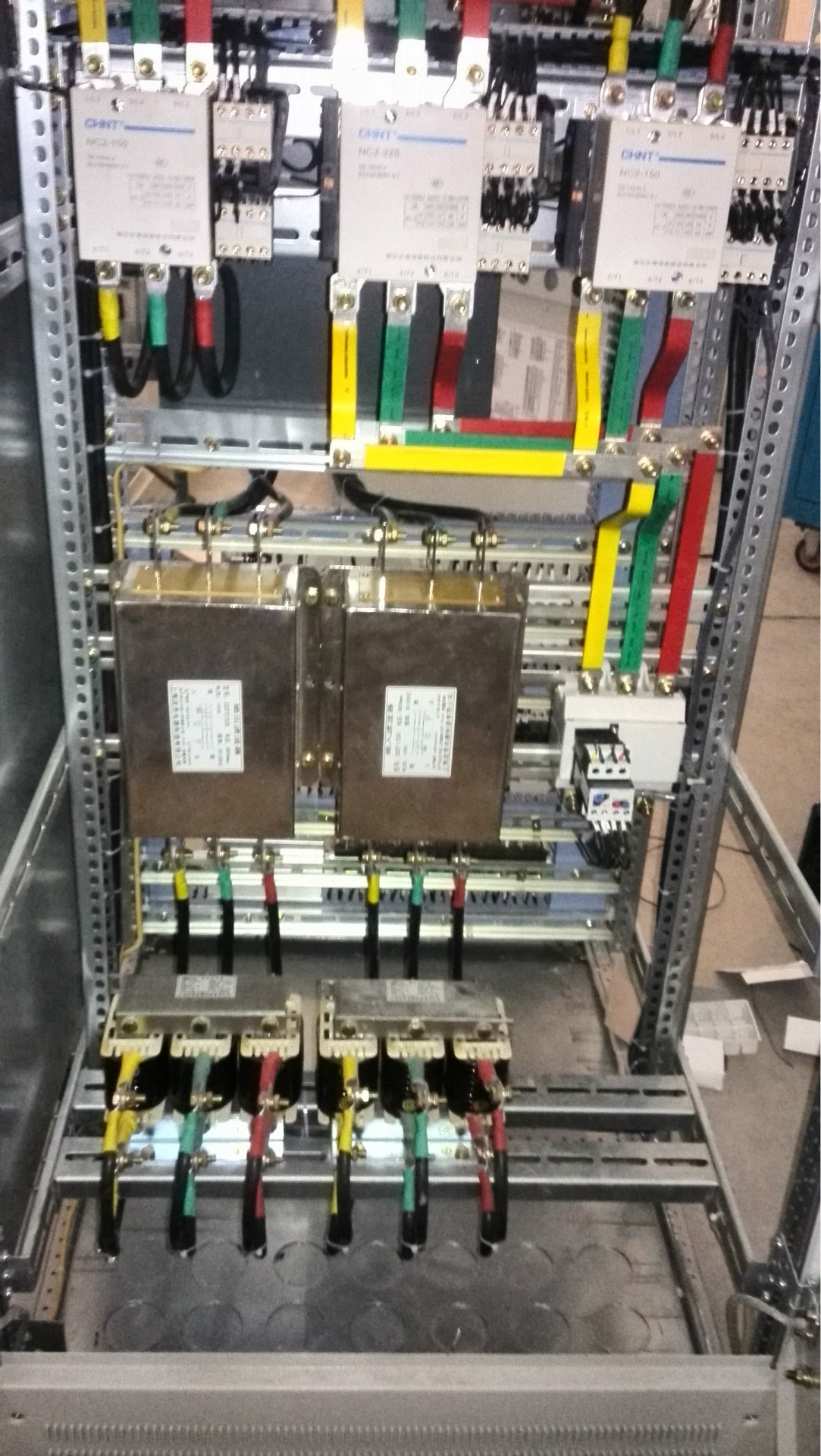 变频柜内电抗器滤波器接线实物