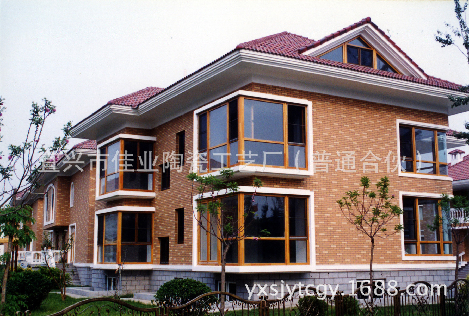 全面清洗,清理外墙砖.   8,要求整个施工过程不要沾污砖面.