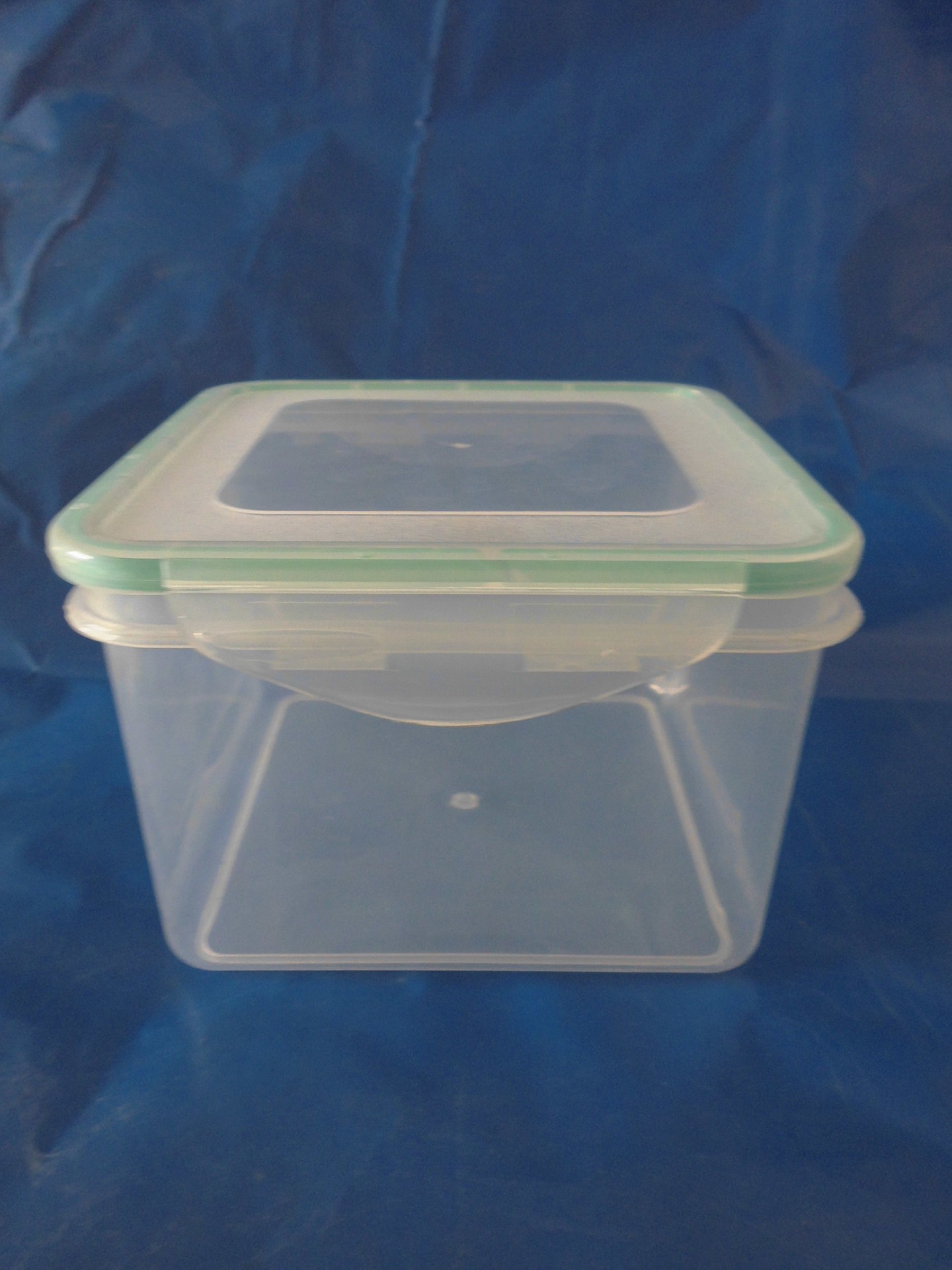 塑料储物盒可以装热的食物吗