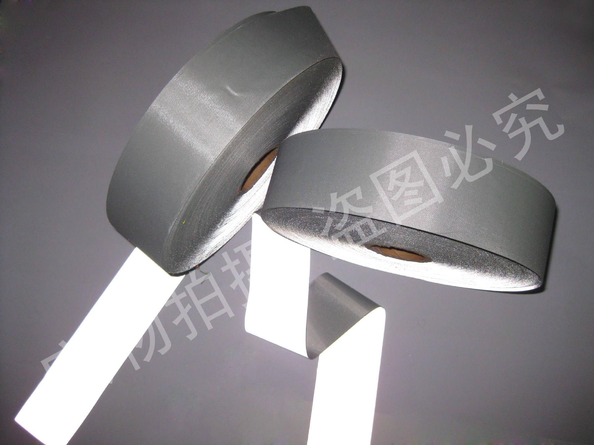 材质成分:100%涤 颜色:银灰色 规格:5cm*200m 类型:高亮化纤反光布(2