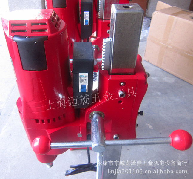 串激电机 减速箱:高强度铝合金压铸 水封:内部两端有密封圈 方管:钢管