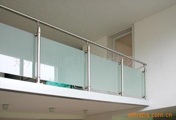 【精加工楼梯和平台栏杆,有铁艺、钢化玻璃、