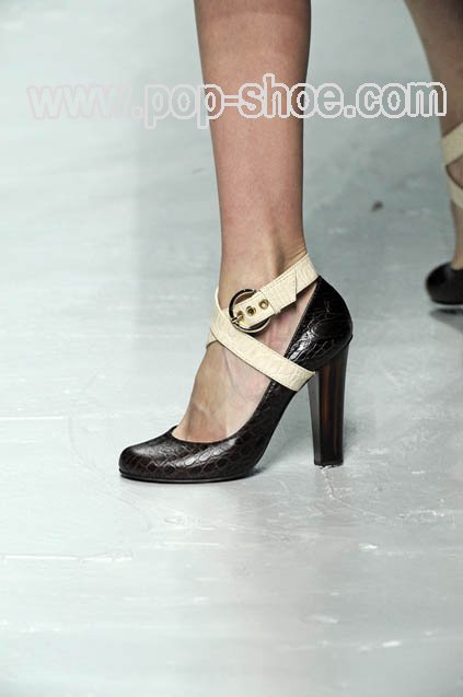 Blumarine��ƷЬ չʾ����ʱ����Ϣ �߸�Ь ��װT̨ ����T̨ ��װƷ�� 
