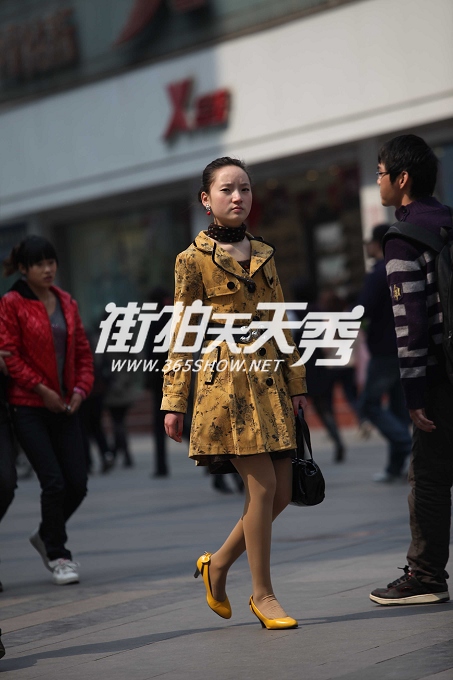 3月成都街拍 天气升温性感黑丝突袭